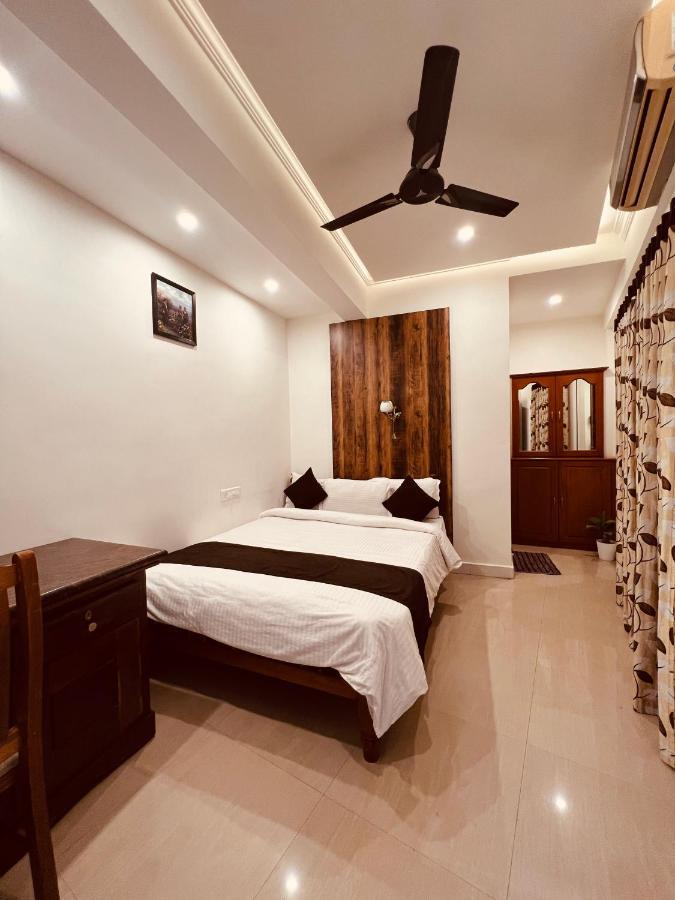 Thayamkery'S Royal Inn Kochi Kültér fotó