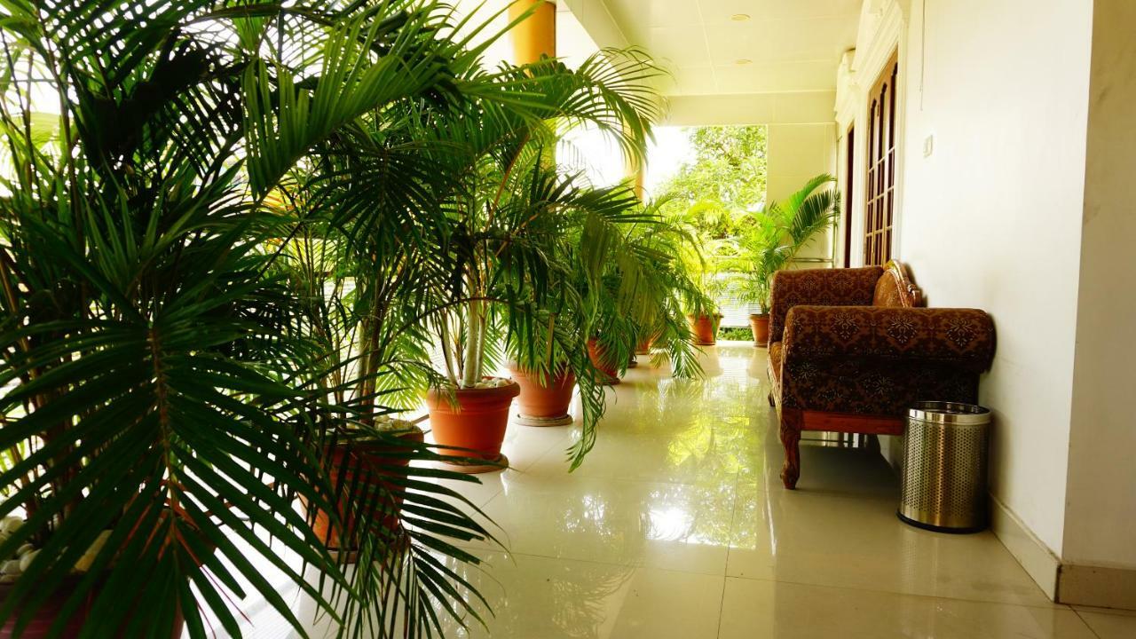 Thayamkery'S Royal Inn Kochi Kültér fotó